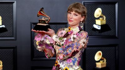 Taylor Swift and Anna Wintour popularized artist Tricia Paoluccio's stunning flower designs – she explains how you can use 'wild botanical beauty' to transform your Easter tablescape