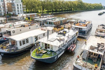 Living on the water in London : the best houseboats for sale on the River Thames now