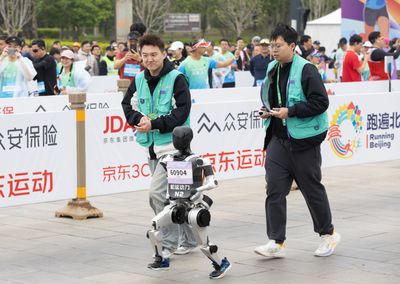 Humans outrun robots at Beijing half-marathon