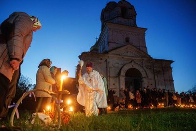 Ukrainians mark Easter with little faith in Russia ceasefire