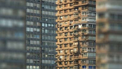 This building optical illusion has broken my brain