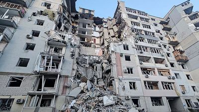 Russian attacks on Ukraine during Easter ceasefire killed three, Kherson official says