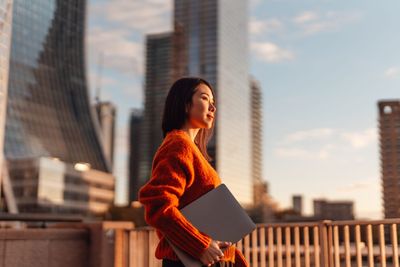 To encourage more women to apply to top leadership roles, remind them of the workplace gender gap, research from Wharton finds