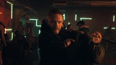 This new Netflix movie is one of the most high-octane films Tom Hardy has ever been in, and is on the same level as Warrior and Mad Max