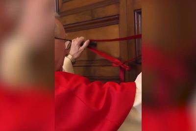 Pope Francis’ apartment sealed with red ribbon and wax after his death in Vatican ritual