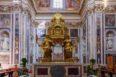 Pope breaks with tradition over burial site
