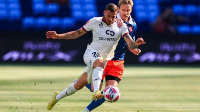 Adelaide's finals hopes dive after ALM draw with Roar