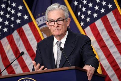 'The Dollar Would Fall Off a Cliff': Expert Predicts What Would Happen if Trump Fired Jerome Powell