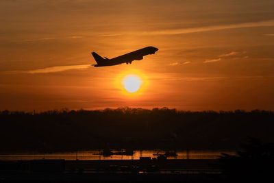 Worries about flying seem to be taking off. Here's how to cope with in-flight anxiety
