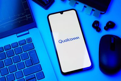 Qualcomm’s Range Narrows Ahead of Earnings as Bulls Step In
