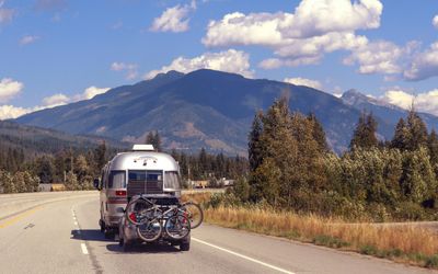 US Boomer Avoids High Rent and Lives on £1,400 Benefits by Travelling in a Trailer