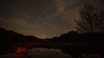 Lyrid meteor shower 2025 delights stargazers with the help of a dramatic fireball display (photos)