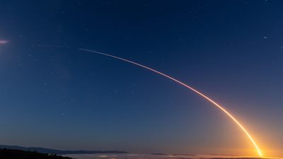 SpaceX launches 3 rockets from 3 pads in less than 37 hours (photos)
