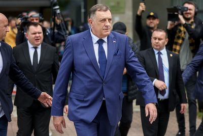 Top international official in Bosnia cuts financing for ruling Serb parties to pressure separatists