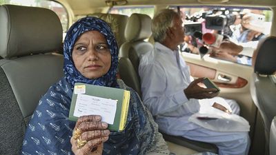 India and Pakistan cancel visas as rift deepens after mass shooting in Kashmir
