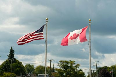 Outrage as Food Delivery Driver 'Deported' to El Salvador After Inadvertent Turn at US–Canada Border