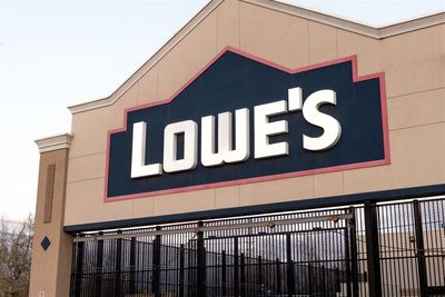 Lowe’s Pro Segment Boost: $1.3B Deal May Fuel Rebound