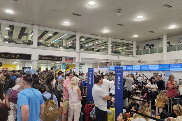 Airports and rail firms affected as IT outage causes transport chaos