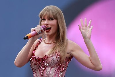 Taylor Swift returns to the top of the UK albums chart