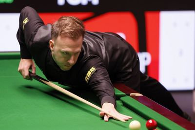 Judd Trump takes upper hand against Shaun Murphy in second-round Crucible clash