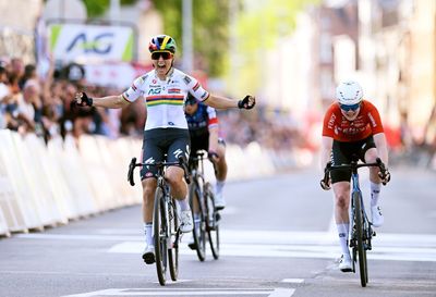 Kim Le Court outsprints Demi Vollering and Puck Pieterse to take Liège-Bastogne-Liège Femmes victory