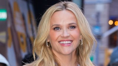 Spring weather sending your style into a spin? Reese Witherspoon’s pointelle jumper and jeans are the answer