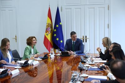 Spain-Portugal blackouts latest: Head of Spain’s power grid refuses to resign as officials hunt for cause