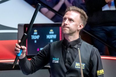 Judd Trump holds off spirited Shaun Murphy fightback to make Crucible last eight