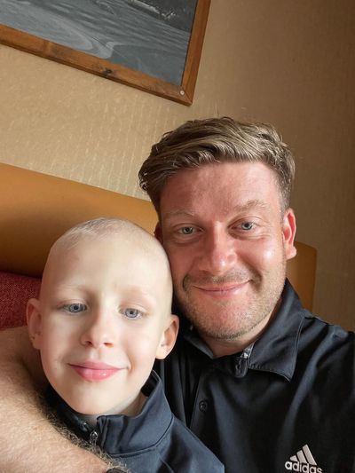 Father runs London Marathon with 20kg weight to reflect ‘burden of grief’ after losing son to cancer