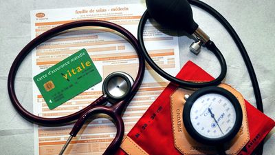 French doctors protest 'medical desert' reforms they say threaten independence