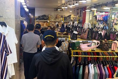 Police seize fake brandname goods in Bangkok shopping mall