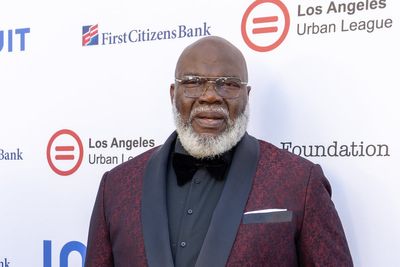 Texas megachurch pastor TD Jakes to step down after suffering heart attack during sermon