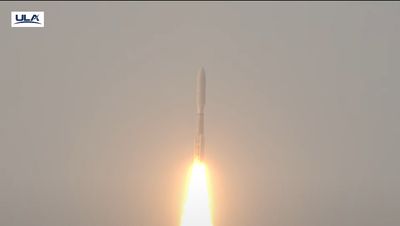 Amazon launches 27 satellites to begin building huge 'Project Kuiper' internet constellation (video)