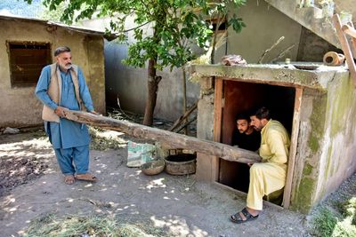 Kashmiris Fortify Bunkers Anticipating India-Pakistan Crossfire