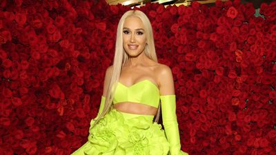 Gwen Stefani combines seasonal and year-round flowers for the perfect springtime table centerpiece – and it's so easy to replicate