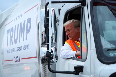 Trump signs executive order demanding truck drivers speak English
