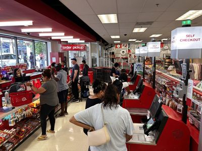 A record number of Americans aren't paying off their credit card