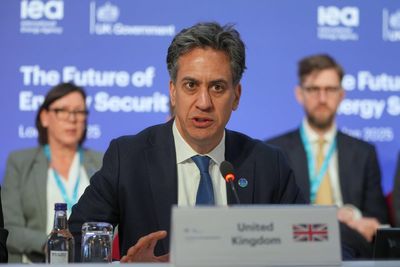 Miliband says Reforms claims of blocking sun are ‘conspiracy theories gone mad’