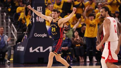 Fans Love What Warriors Rookie Did After Steph Curry Drew Hard Foul in Warriors-Rockets