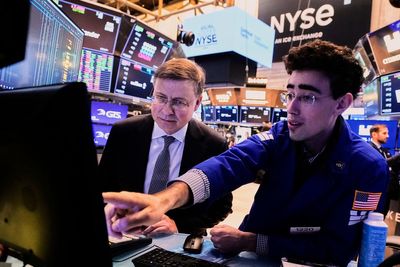US consumer confidence plunges to lowest in 5 years on tariff worries