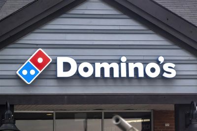 Domino’s Pizza Builds Leverage: Analysts Raise Price Targets