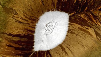 Heavy dusting of 'pineapple powder' paints Hawaii's volcanoes white after near-record snowfall — Earth from space