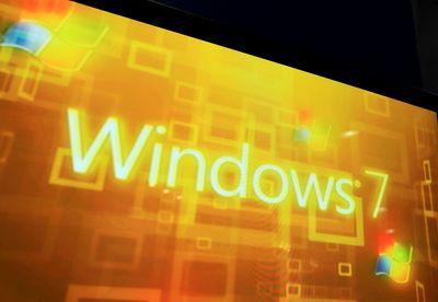 Windows 7 users with a solid background color faced delayed login process — it took four months for Microsoft to fix