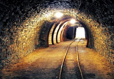 3 High-Momentum Gold Stocks Surging on the Metals Rally