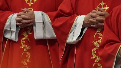Who are the cardinals tipped to be the next pope one week before the conclave?