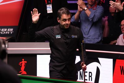 Ronnie O’Sullivan holds off Si Jiahui as Judd Trump surges into semi-final with Mark Williams