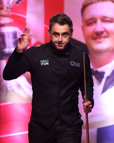 Ronnie O'Sullivan digs deep to move into semi-finals at The Crucible
