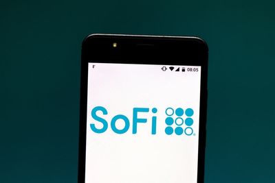 SoFi Reports Strong Q1 Results, Raises 2025 Full-Year Guidance