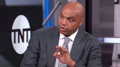 Charles Barkley Couldn’t Believe Photo of Stephen Curry’s Weird-Looking Thumb Injury