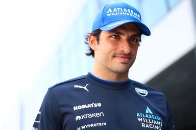 Carlos Sainz "not surprised” to see Lewis Hamilton struggle at Ferrari
